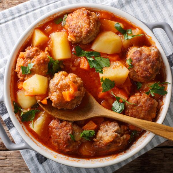 GUISO DE ALBÓNDIGAS ANGUS W/ SALSA CRIOLLA & PAPITAS