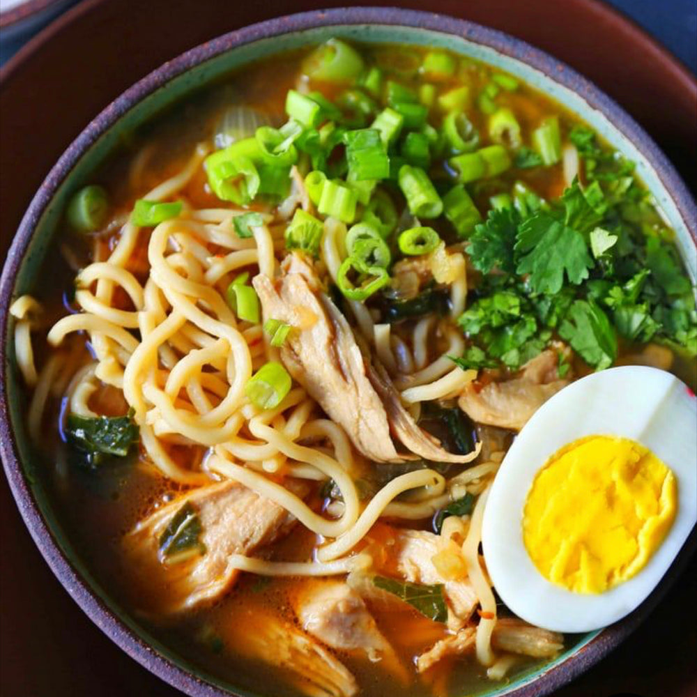 CHICKEN RAMEN W/ DICED EGG-CEBOLLINES & VEGGIES BROTH AND CILANTRO-LIME TOUCH (24 OZ)